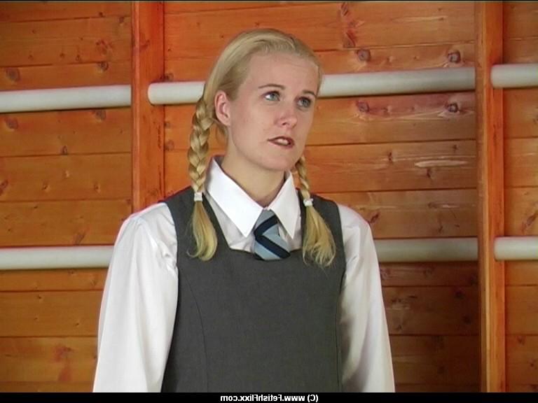 12P Une écolière blonde se retrouve avec des marques après une séance de bastonnade brutale