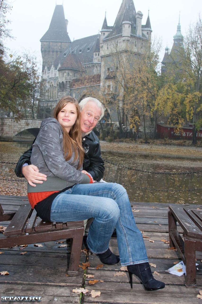 20P La jeune brune en lingerie Jenny Noel se fait baiser par un vieux grand-père et son fils.