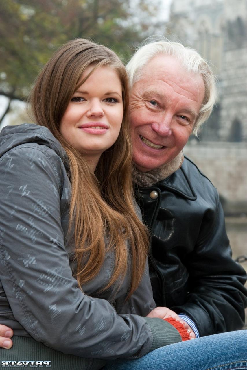 20P La jeune brune en lingerie Jenny Noel se fait baiser par un vieux grand-père et son fils.