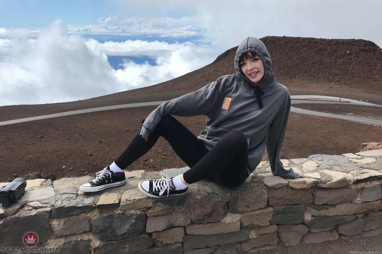 20P A pequena Aliya Brynn fica totalmente nua e mostra sua buceta convidativa de perto