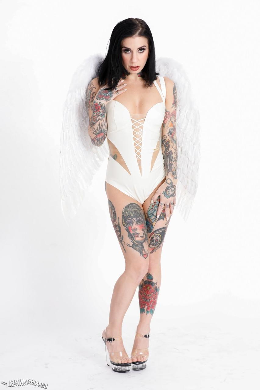 18P Impressionante tatuada Joanna Angel descobrindo sua bunda grande e peitos grandes