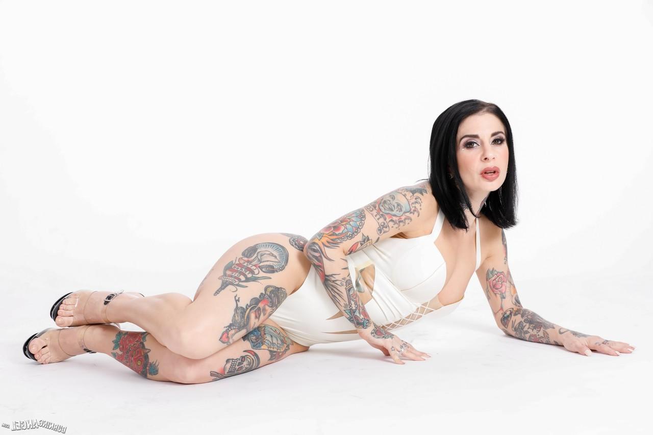 18P Impressionante tatuada Joanna Angel descobrindo sua bunda grande e peitos grandes