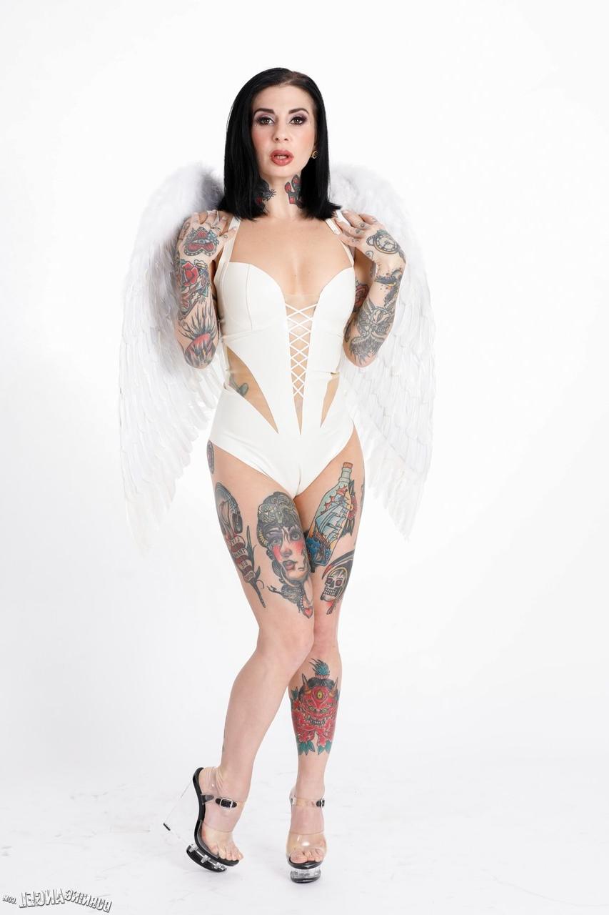 18P Impressionante tatuada Joanna Angel descobrindo sua bunda grande e peitos grandes