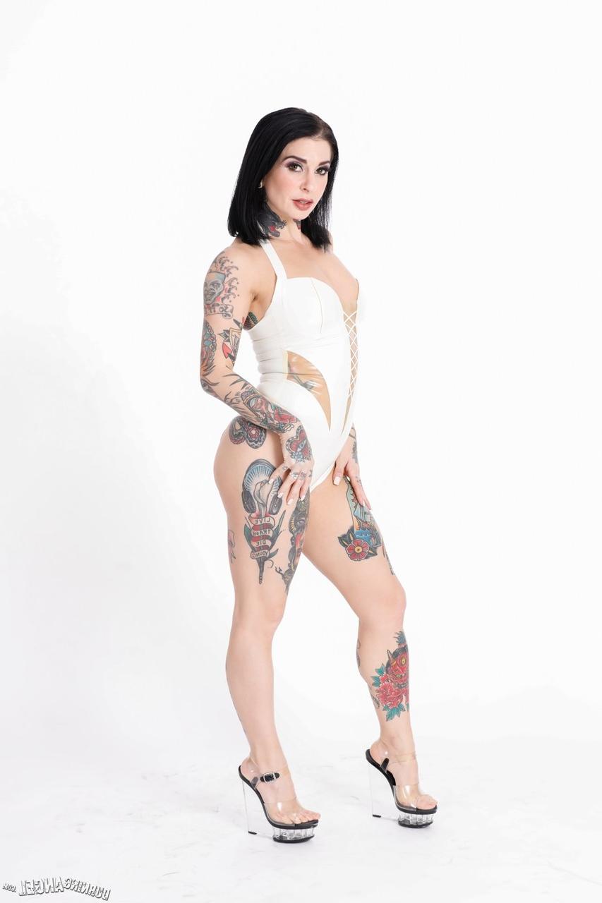 18P Impressionante tatuada Joanna Angel descobrindo sua bunda grande e peitos grandes