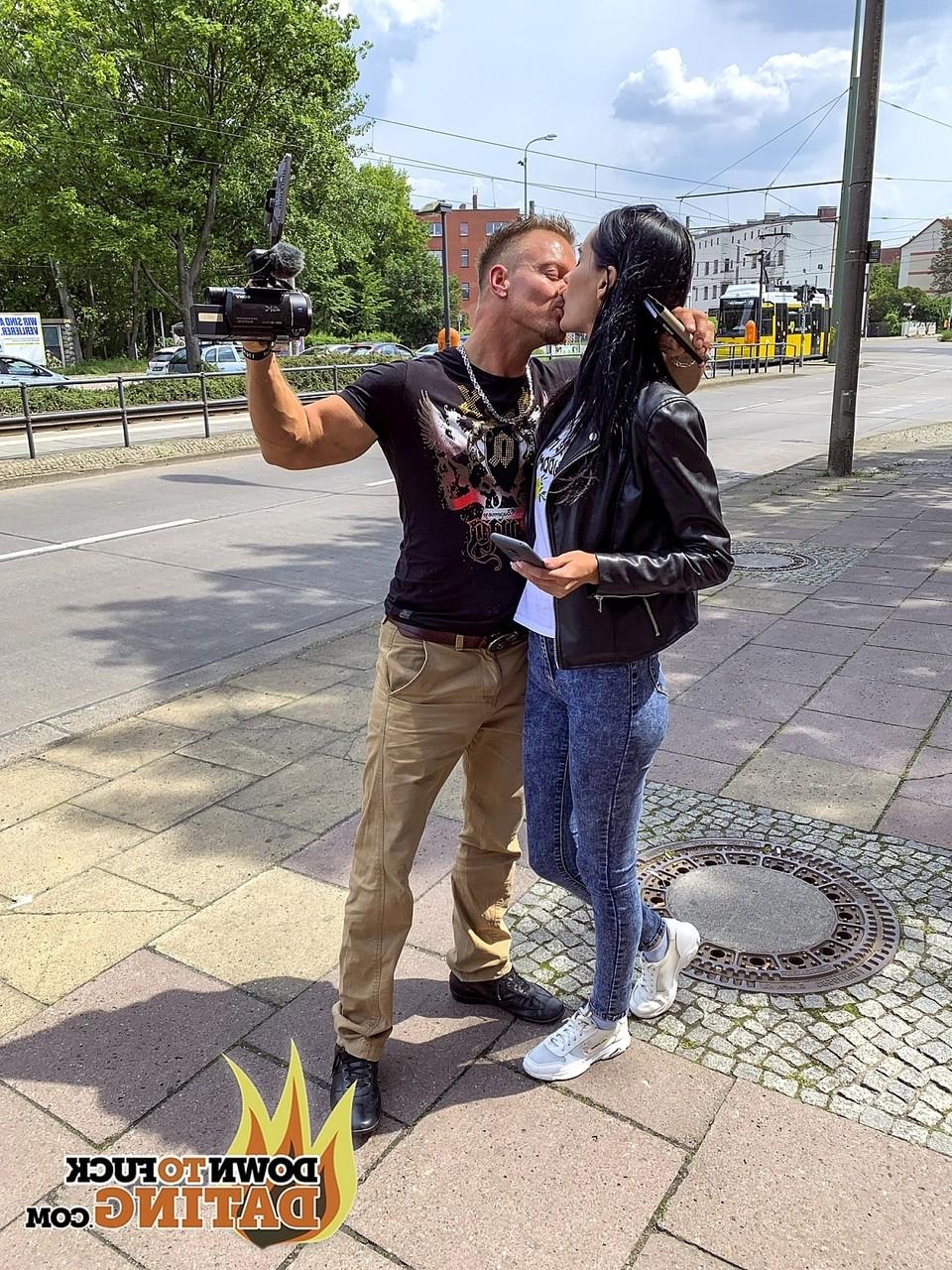 14P A novata ucraniana Megan Venturi tem os mamilos lambidos por um cara que acabou de conhecer