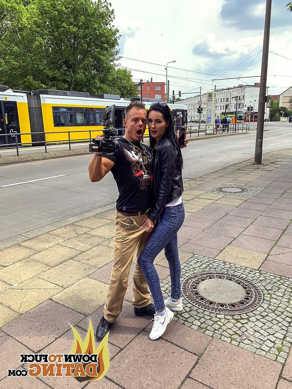 14P A novata ucraniana Megan Venturi tem os mamilos lambidos por um cara que acabou de conhecer