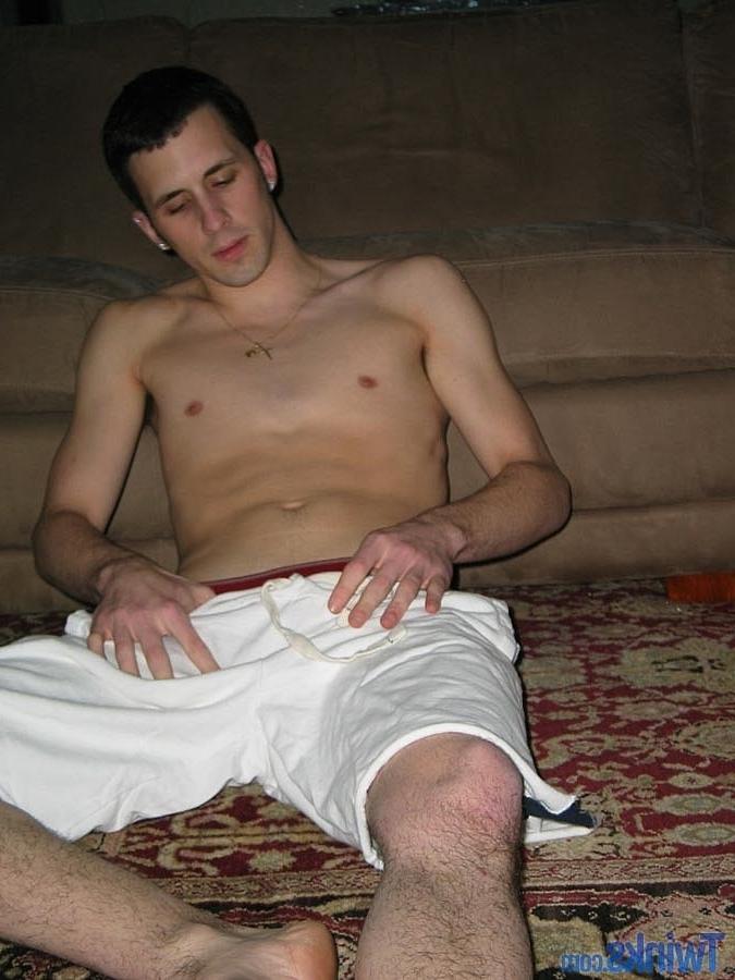 20P Skinny twink Nate L exposes his ass and jerks off his boner on the floor
