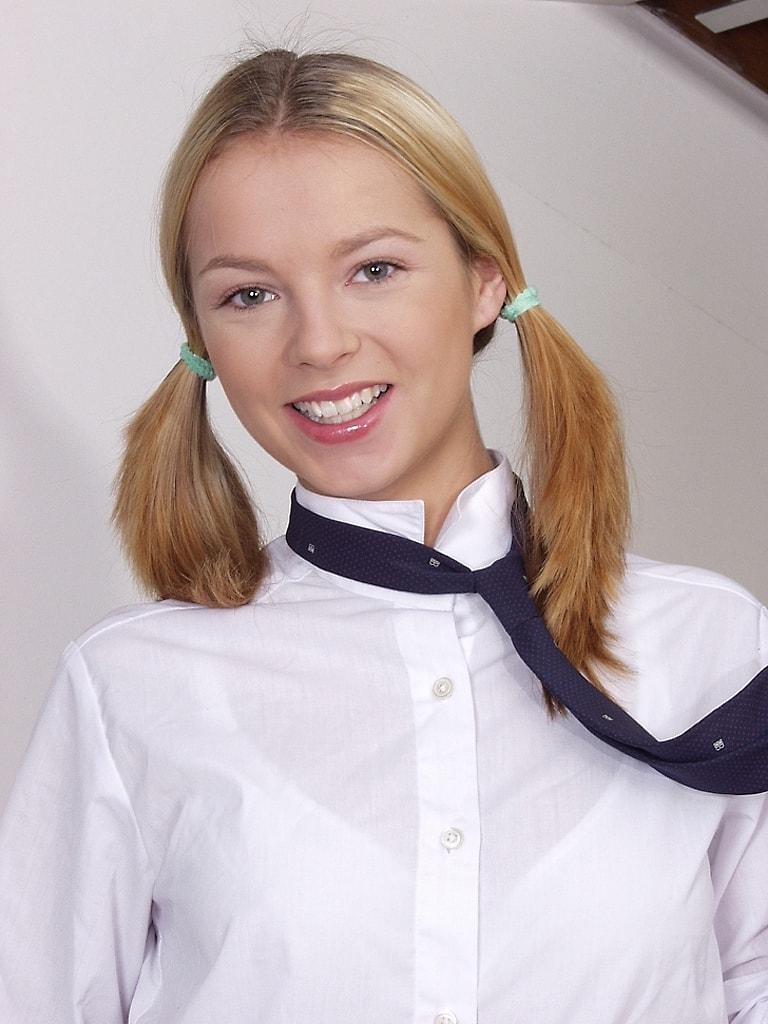 20P Colegial com tranças Sunshine Wheyth toca sua buceta deliciosa em um solo