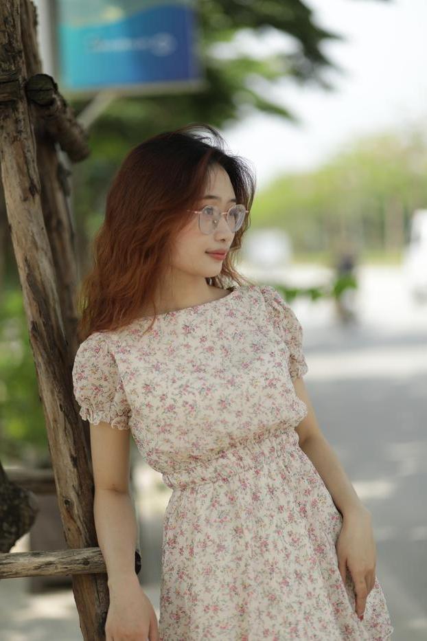 20P Nena asiática totalmente natural con gafas posando con su lindo vestido de verano al aire libre
