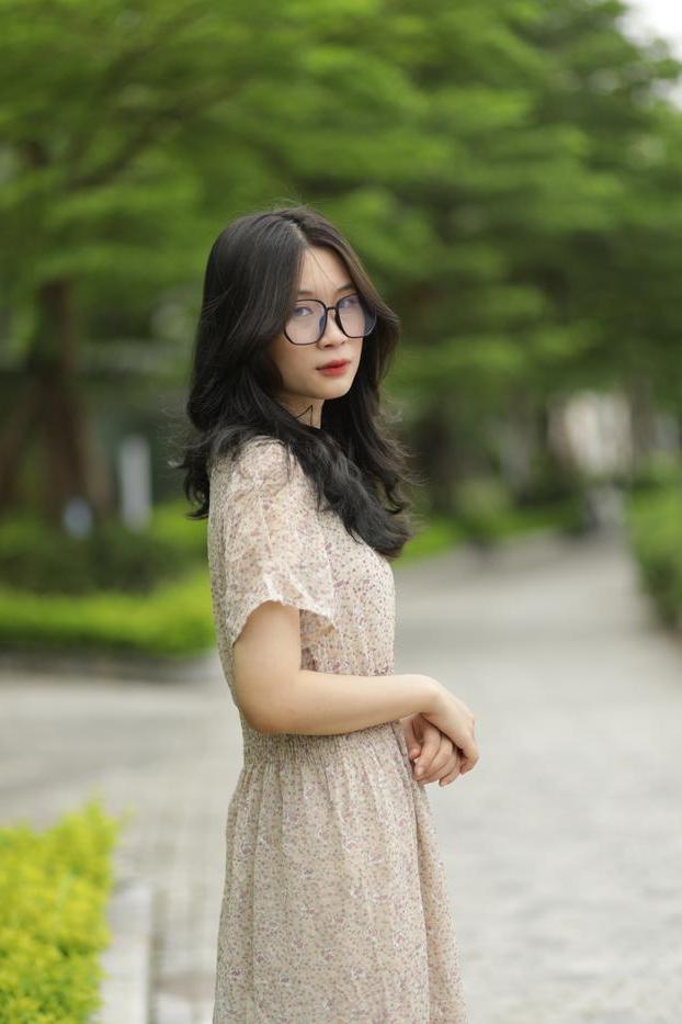 20P Nena asiática totalmente natural con gafas posando con su lindo vestido de verano al aire libre