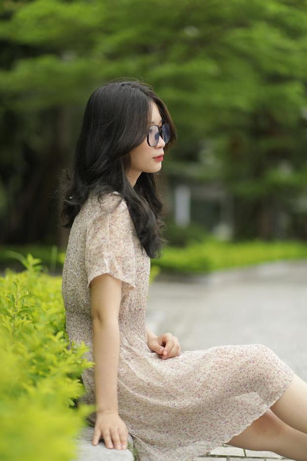20P Nena asiática totalmente natural con gafas posando con su lindo vestido de verano al aire libre