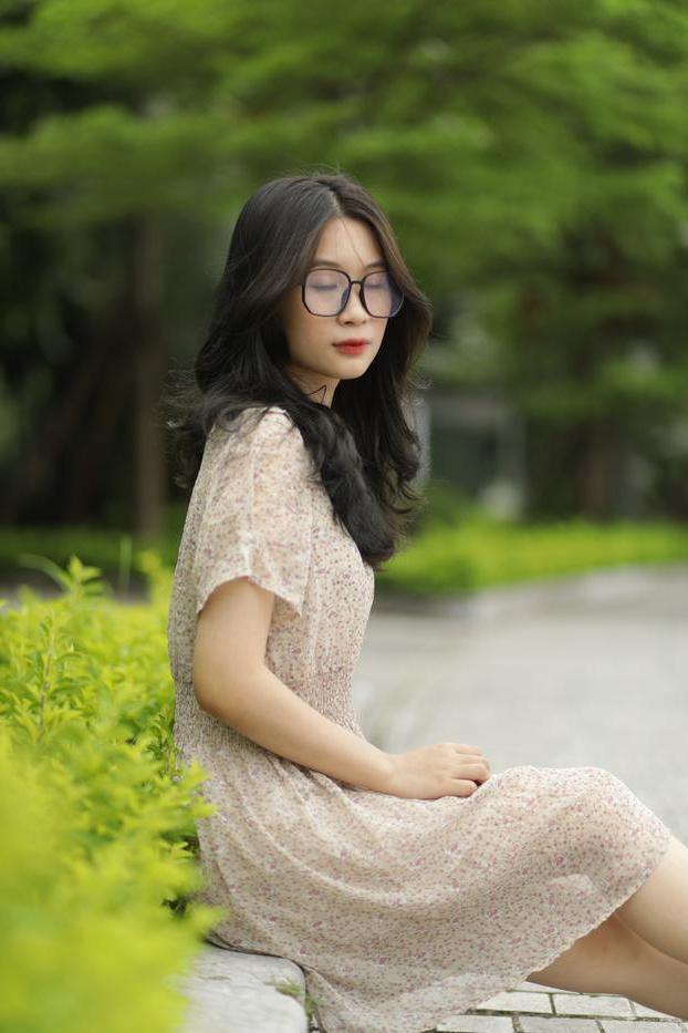 20P Nena asiática totalmente natural con gafas posando con su lindo vestido de verano al aire libre