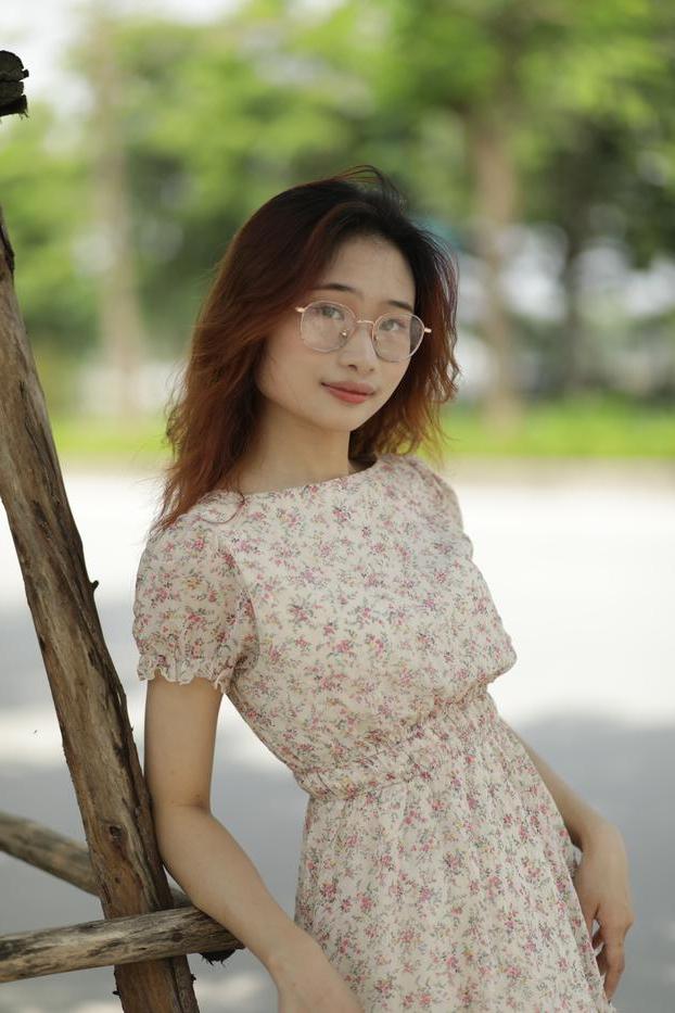 20P Nena asiática totalmente natural con gafas posando con su lindo vestido de verano al aire libre