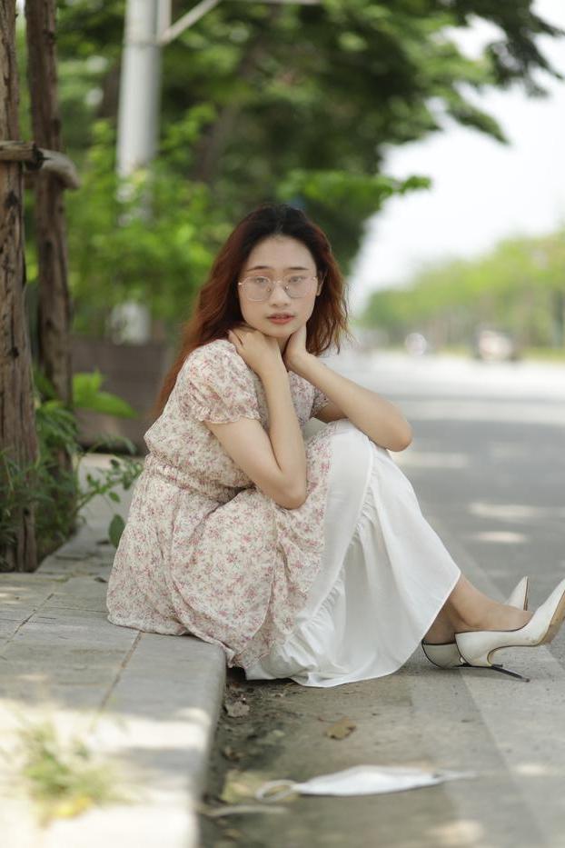 20P Nena asiática totalmente natural con gafas posando con su lindo vestido de verano al aire libre