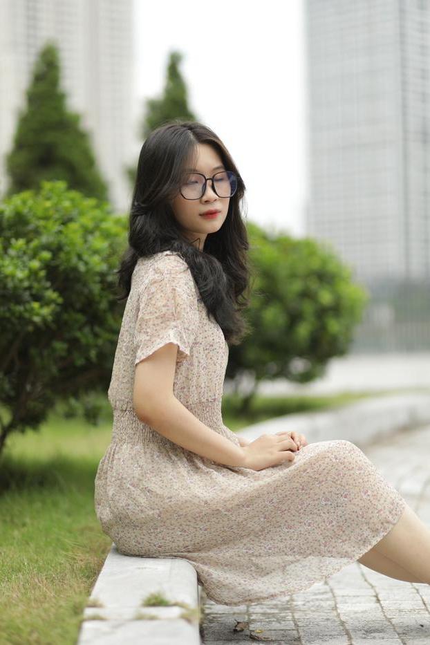 20P Nena asiática totalmente natural con gafas posando con su lindo vestido de verano al aire libre