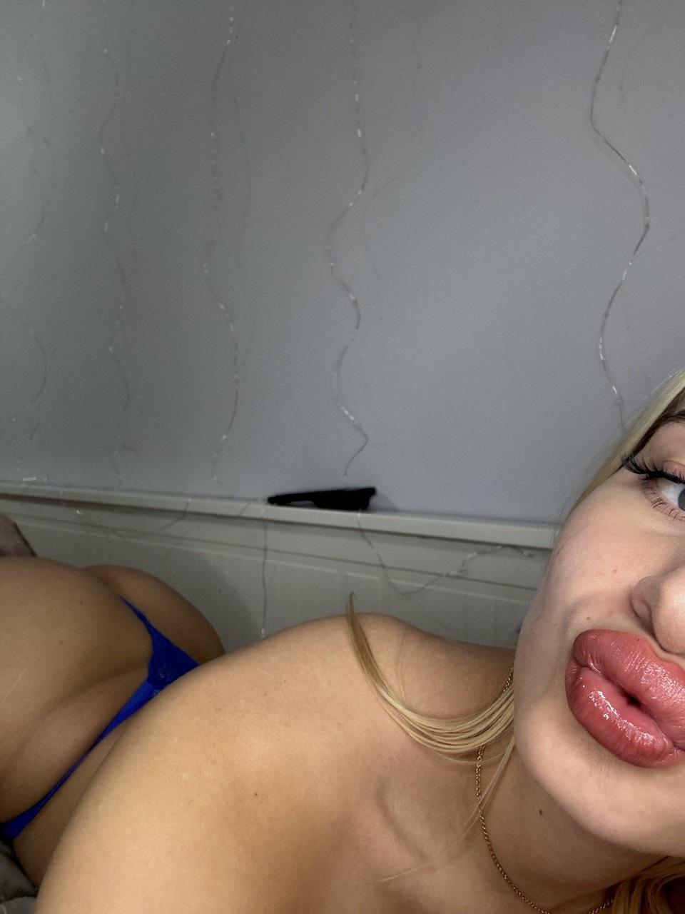 14P Sexy babe YourBlondie Wiki shows her bald pussy while teasing in blue panties
