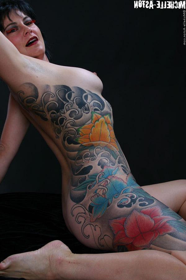 15P La modelo en solitario Michelle Aston muestra su cuerpo tatuado mientras está totalmente desnuda