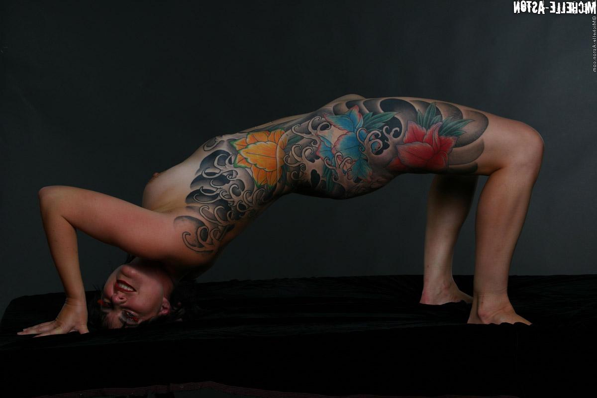 15P La modelo en solitario Michelle Aston muestra su cuerpo tatuado mientras está totalmente desnuda
