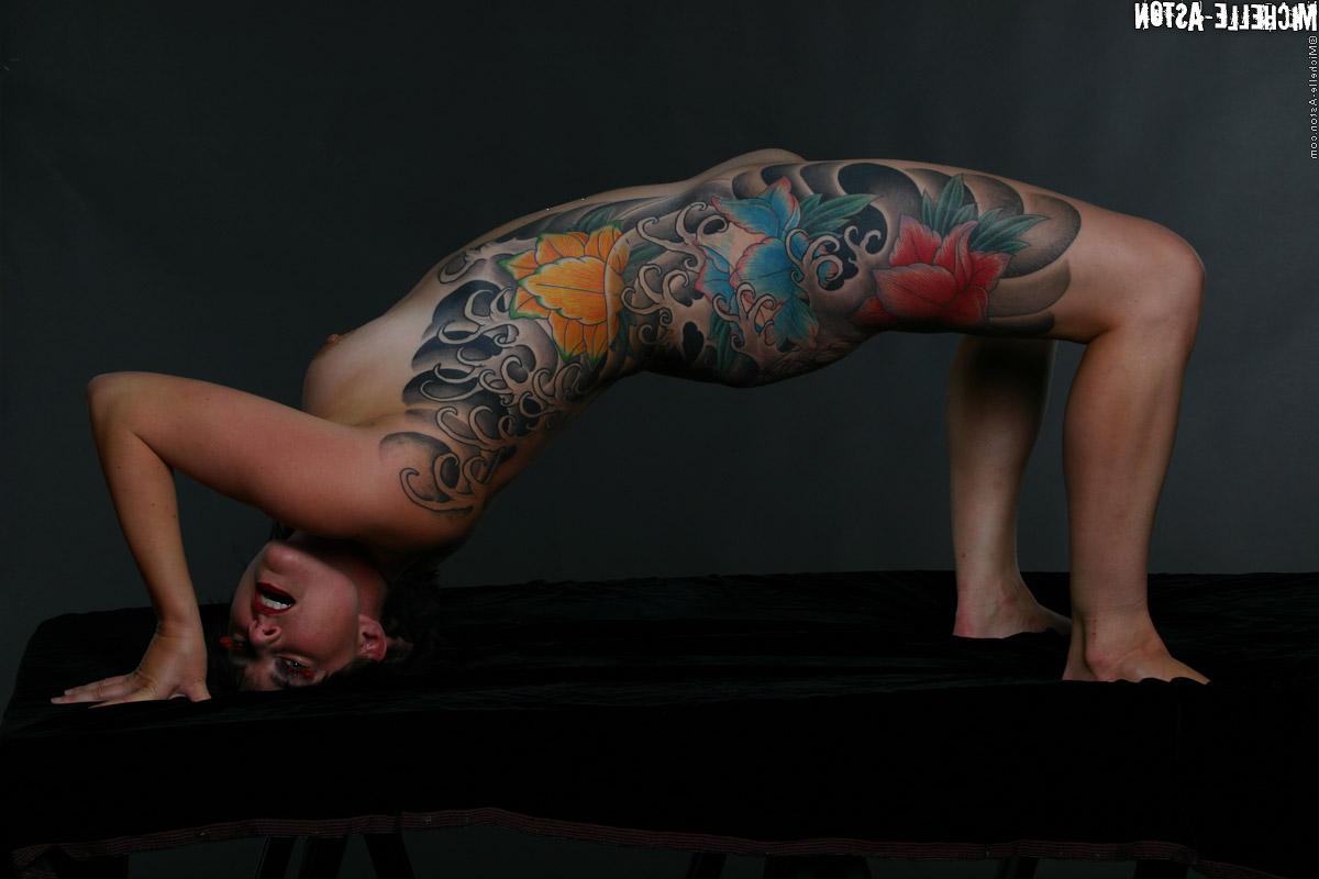 15P La modelo en solitario Michelle Aston muestra su cuerpo tatuado mientras está totalmente desnuda