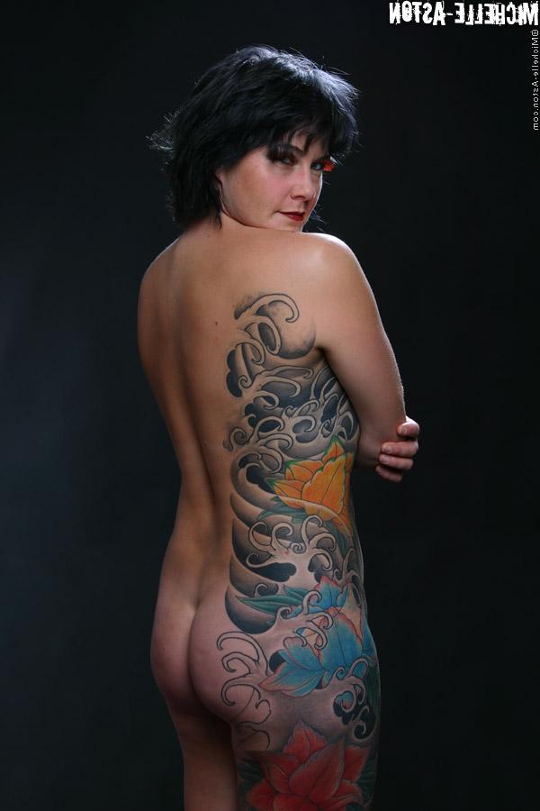 15P La modelo en solitario Michelle Aston muestra su cuerpo tatuado mientras está totalmente desnuda