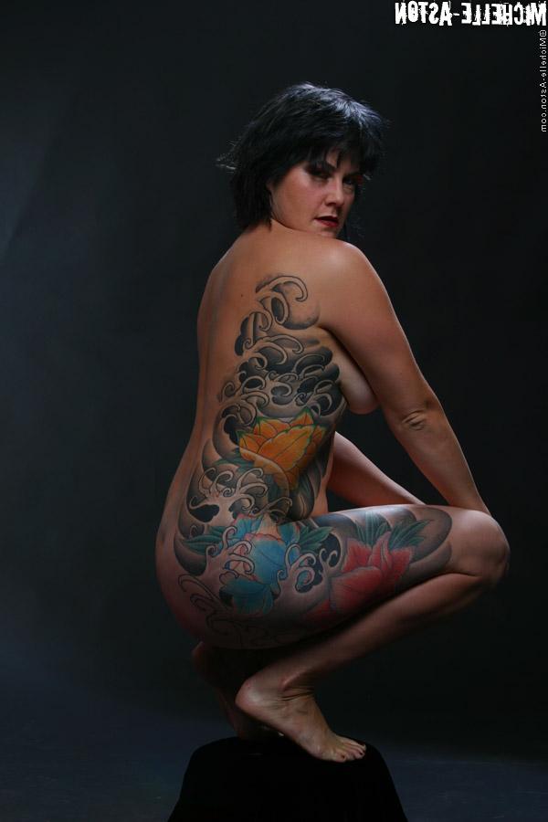 15P La modelo en solitario Michelle Aston muestra su cuerpo tatuado mientras está totalmente desnuda