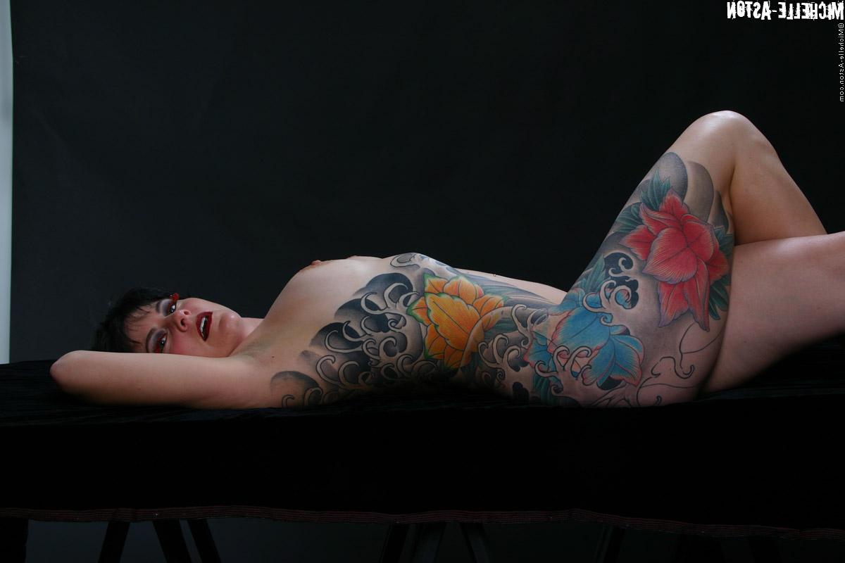 15P La modelo en solitario Michelle Aston muestra su cuerpo tatuado mientras está totalmente desnuda
