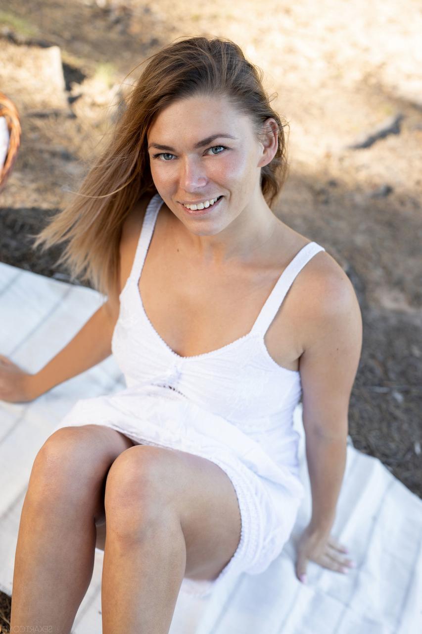 20P Amateur girlfriend Paulina slowly strips and rubs her clitoris outdoors