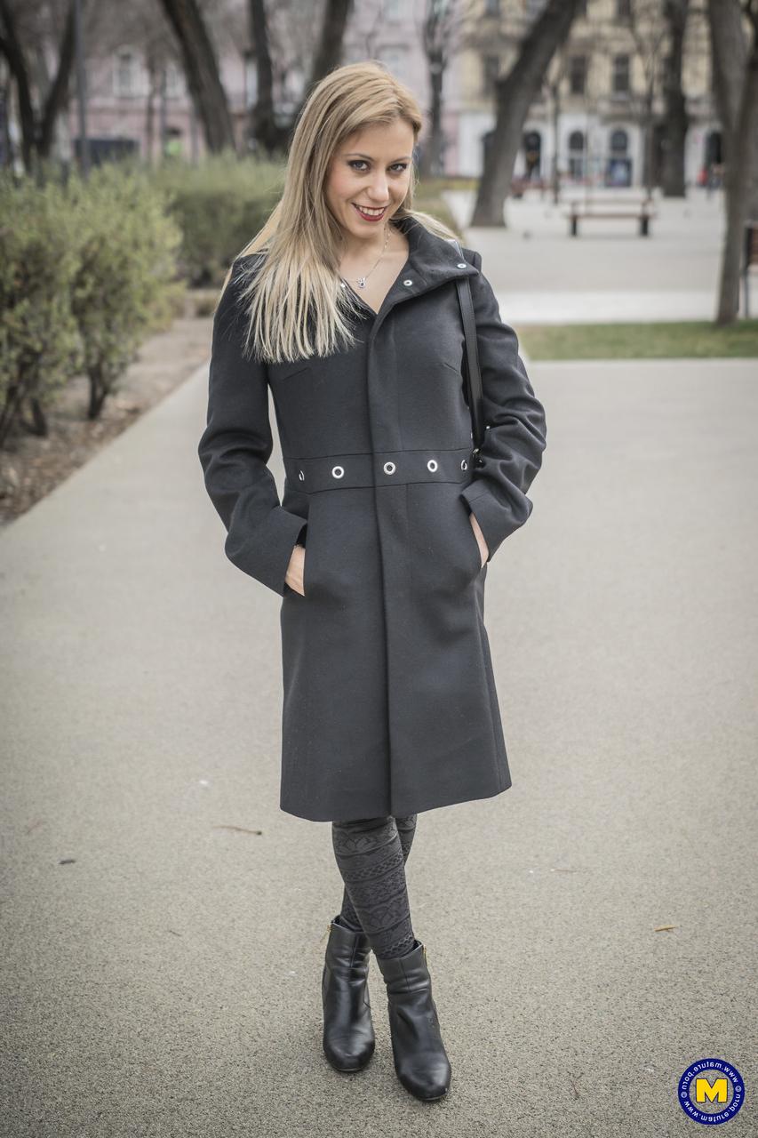 18P A sexy mãe europeia Nadina posa com seu casaco preto, botas e meias em público
