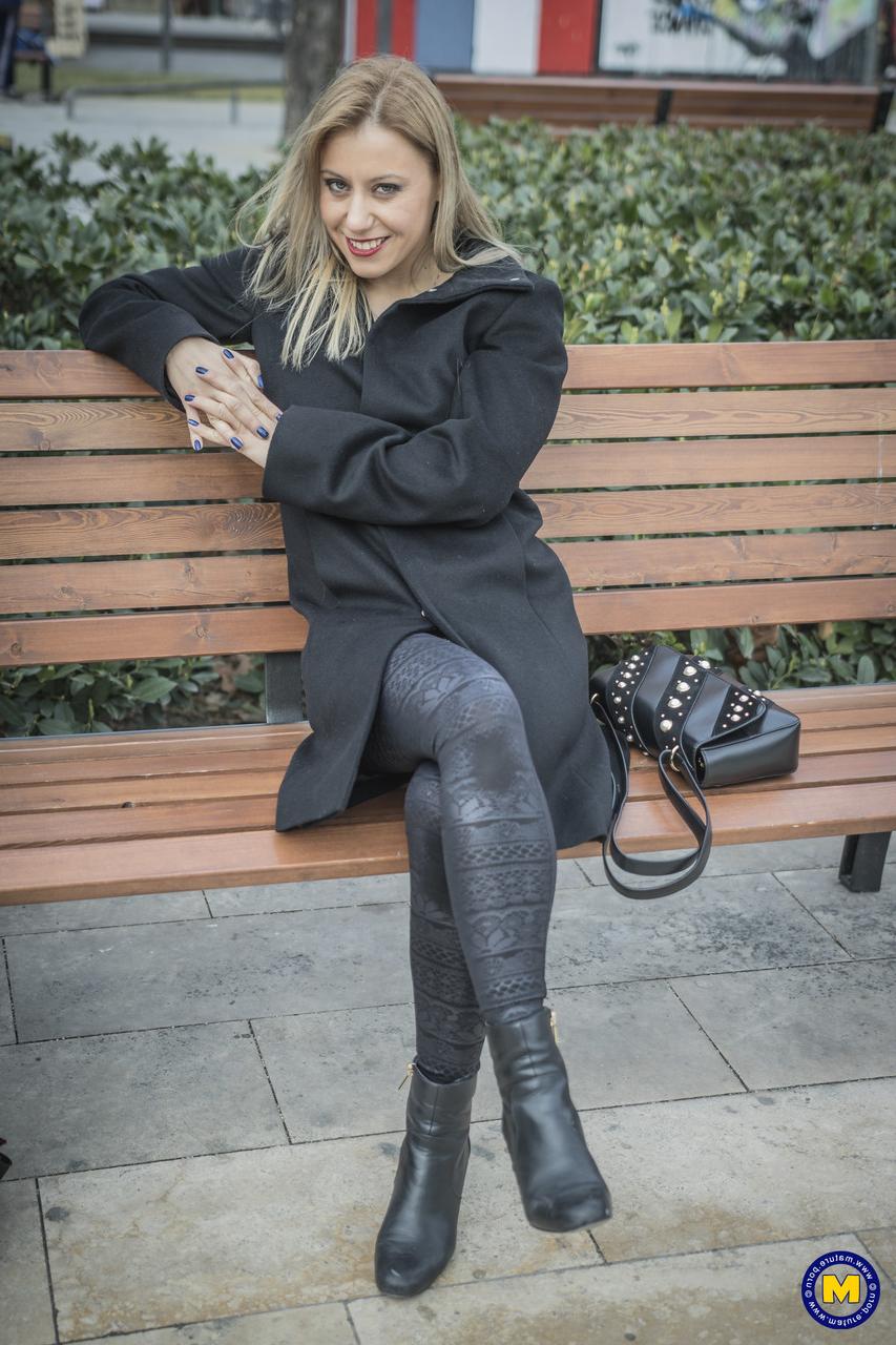 18P A sexy mãe europeia Nadina posa com seu casaco preto, botas e meias em público