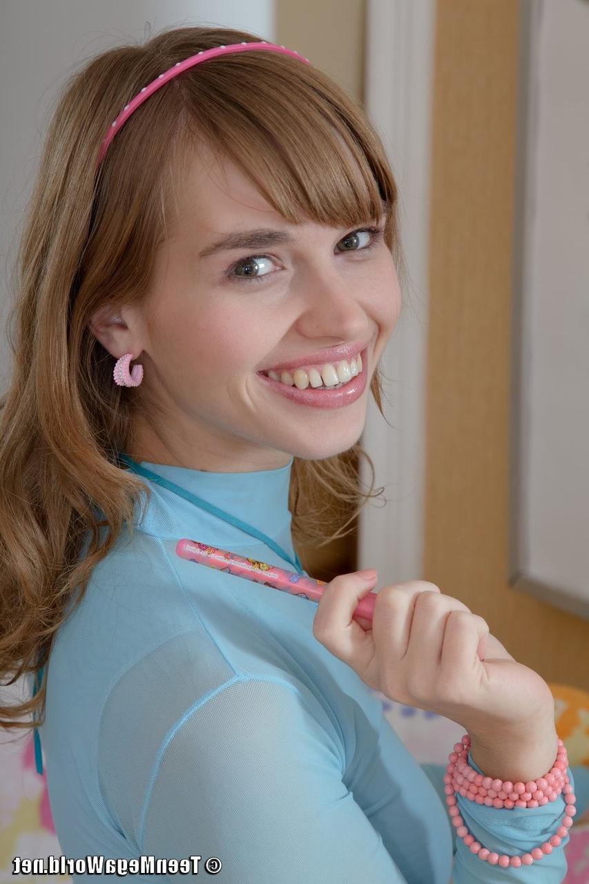20P La joven europea Aina muestra su cuerpo delgado y juega con su coño en su habitación