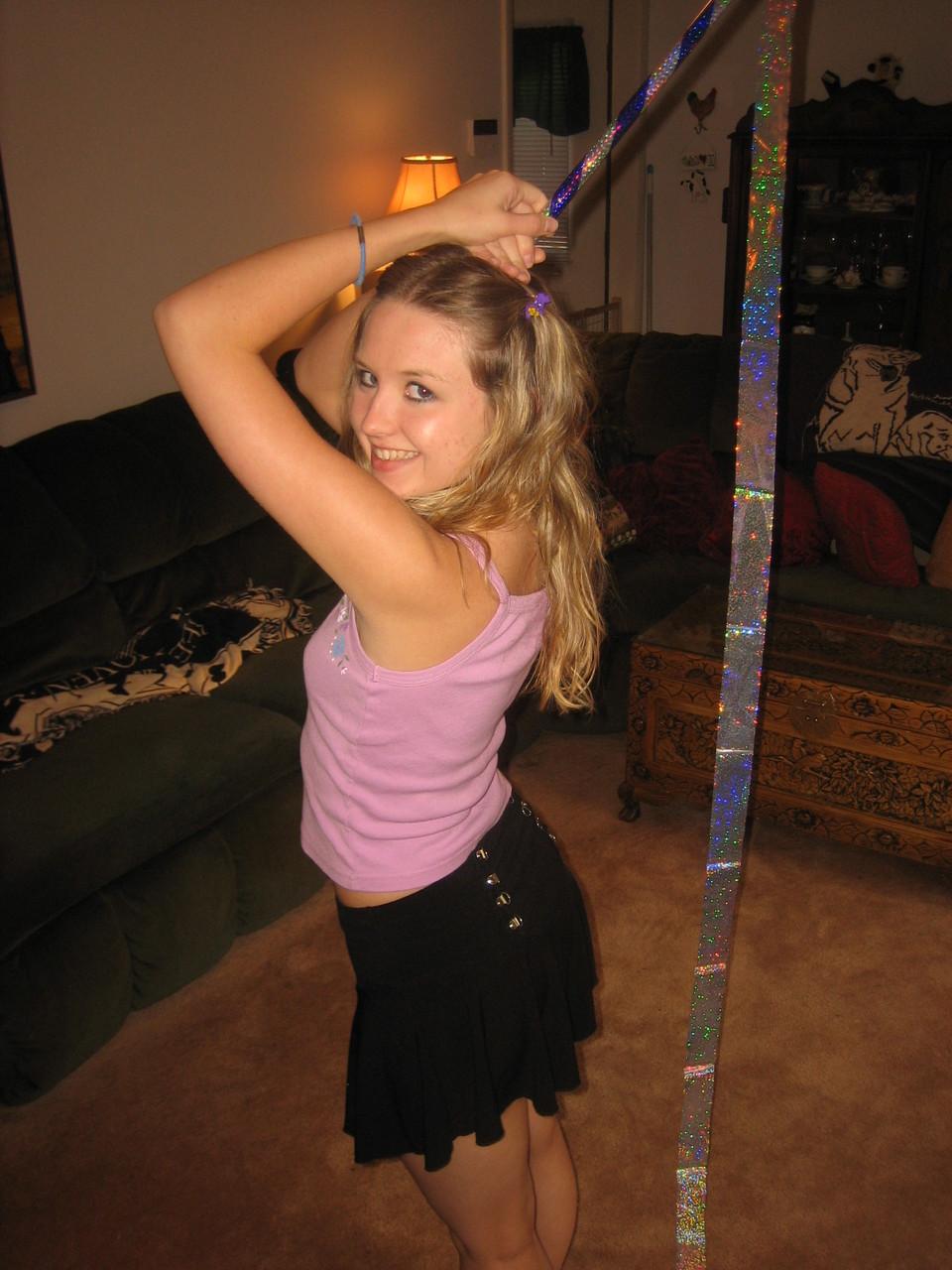 20P Die blonde Teenie-Amateurin Kitty zieht ihre Kleider aus und posiert nackt bei sich zu Hause
