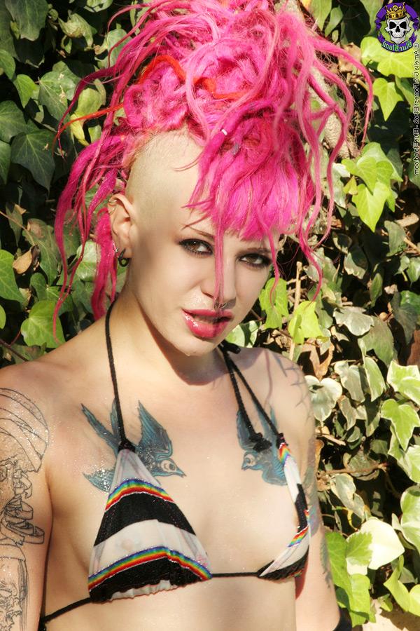 16P La punk tatuada Roxy Contin luce cabello rosa brillante mientras se desnuda en una piscina