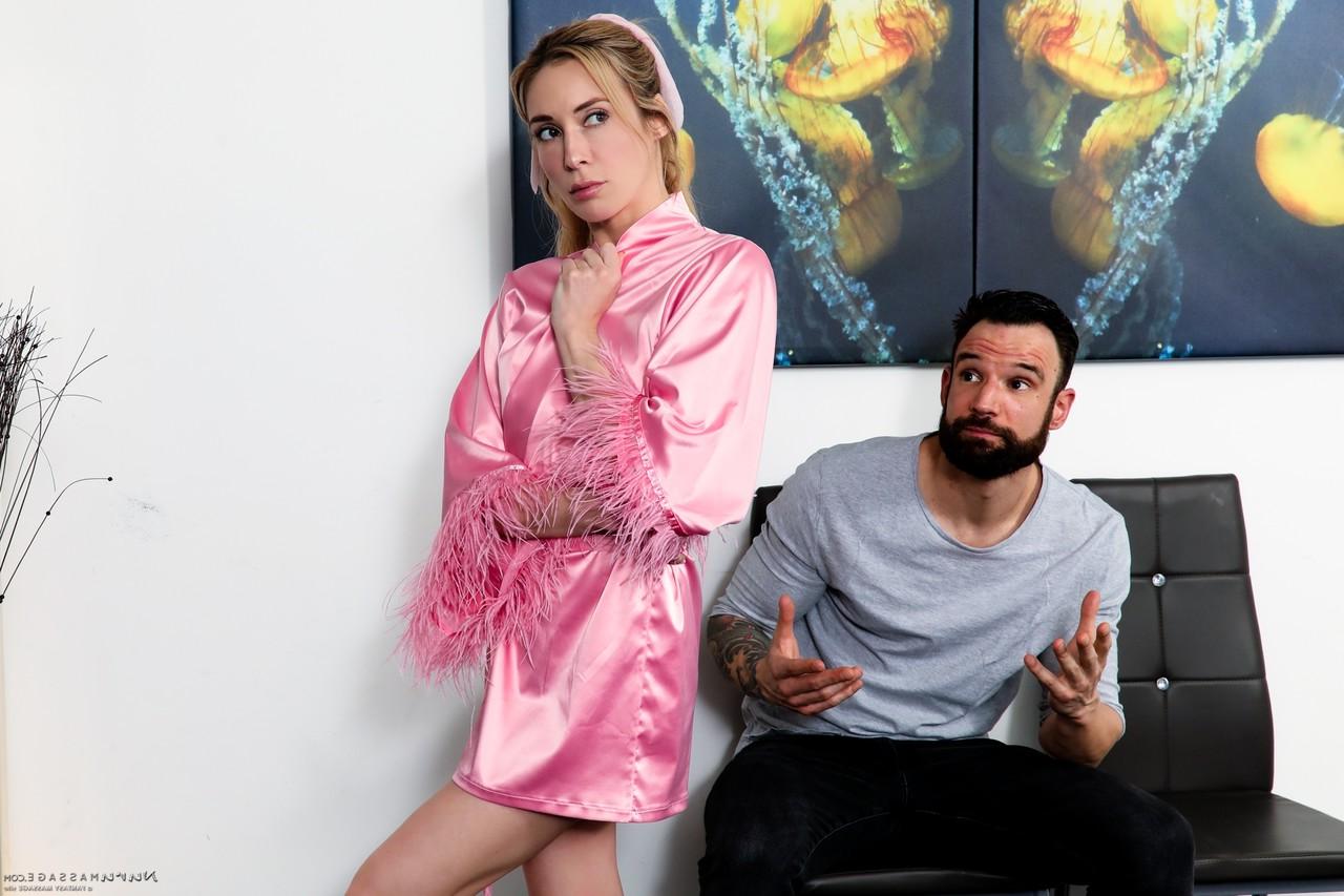 15P Die versaute Blondine Aiden Ashley gibt ihrem Mann vor dem Hardcore-Sex eine Massage