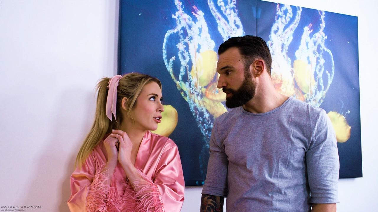 15P Die versaute Blondine Aiden Ashley gibt ihrem Mann vor dem Hardcore-Sex eine Massage
