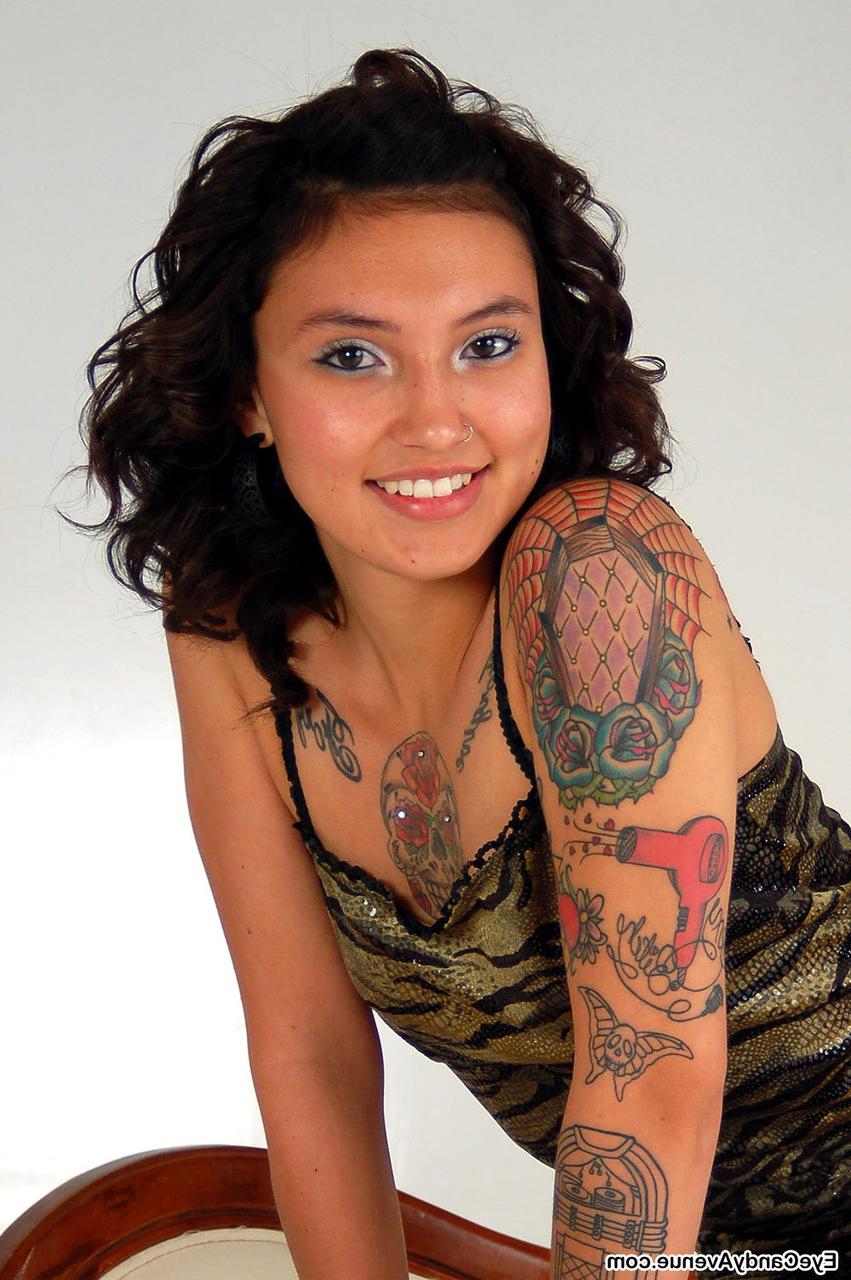 16P La jeune tatouée Reyna enlève sa robe longue lors d'une performance solo.