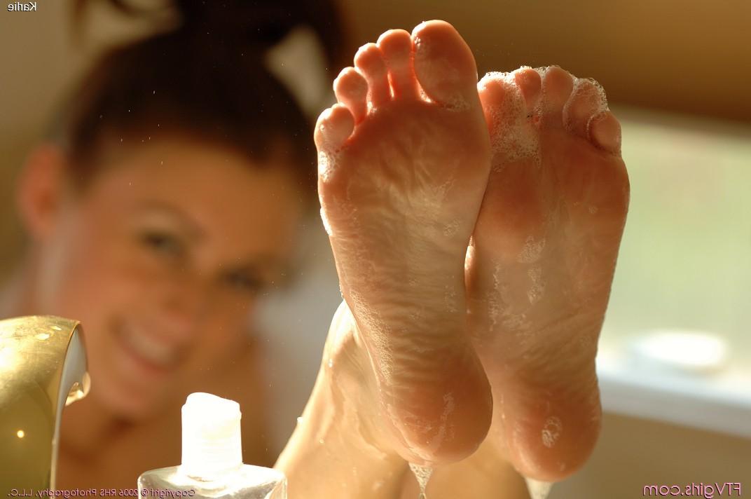 20P Karlie, une amatrice entièrement naturelle, montre ses courbes et ses pieds pendant un bain moussant.