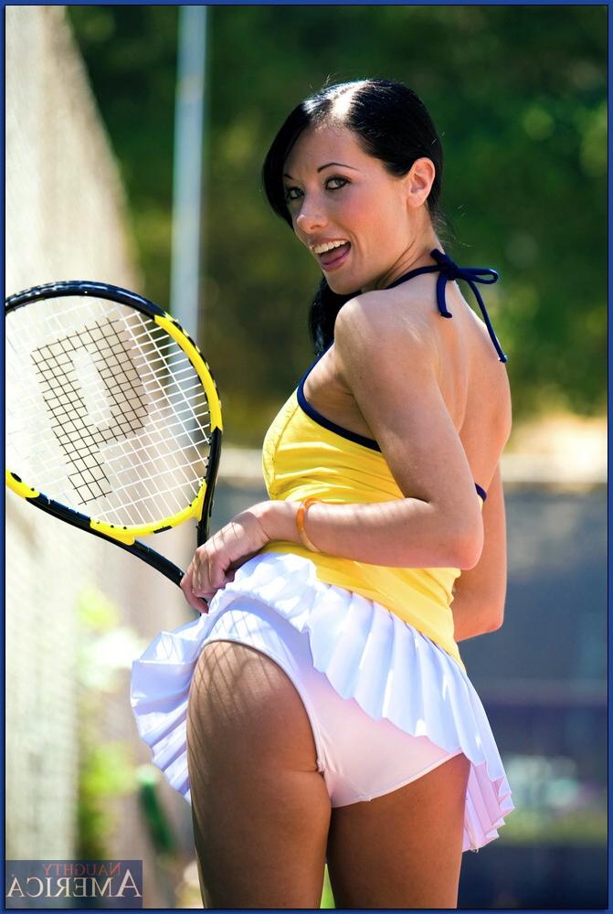 17P Die heiße MILF-Tennisspielerin Nadia Nitro lässt ihre gepiercte Muschi rocken und schmeckt Sperma
