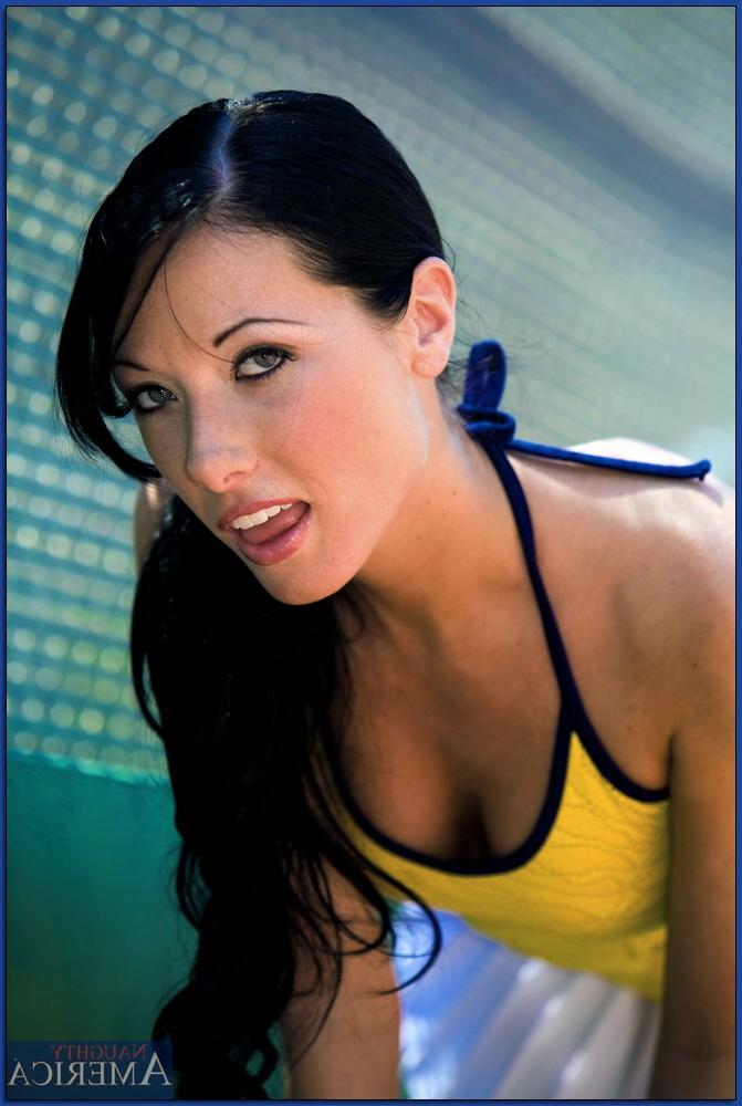 17P Die heiße MILF-Tennisspielerin Nadia Nitro lässt ihre gepiercte Muschi rocken und schmeckt Sperma