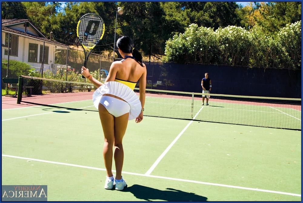 17P Die heiße MILF-Tennisspielerin Nadia Nitro lässt ihre gepiercte Muschi rocken und schmeckt Sperma
