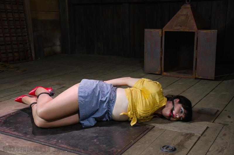 16P Caucasian girl with red lips Siouxsie Q endures extreme bondage situation