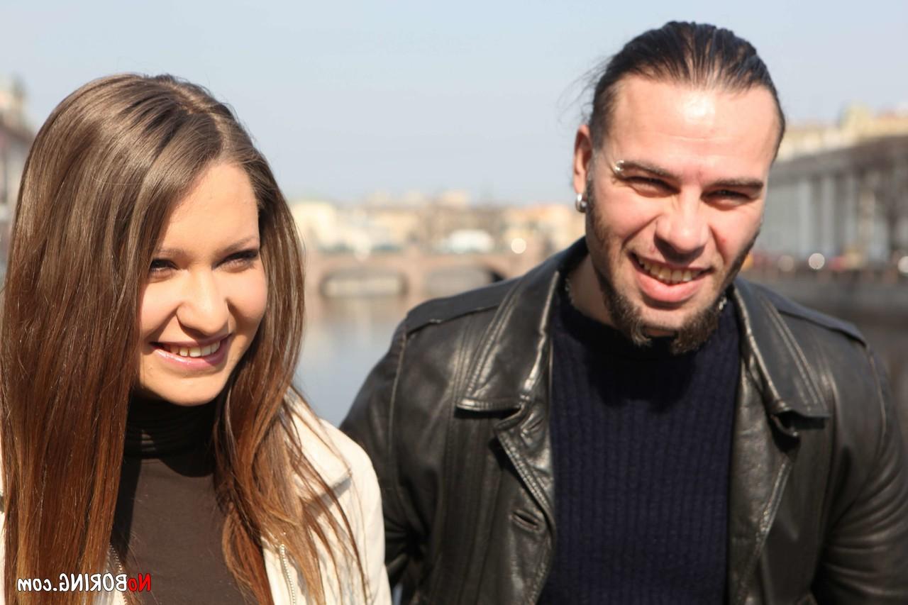 20P Die europäische Teenagerin Vivian neckt mit ihrem prallen Arsch, wird bespielt und anal gefickt