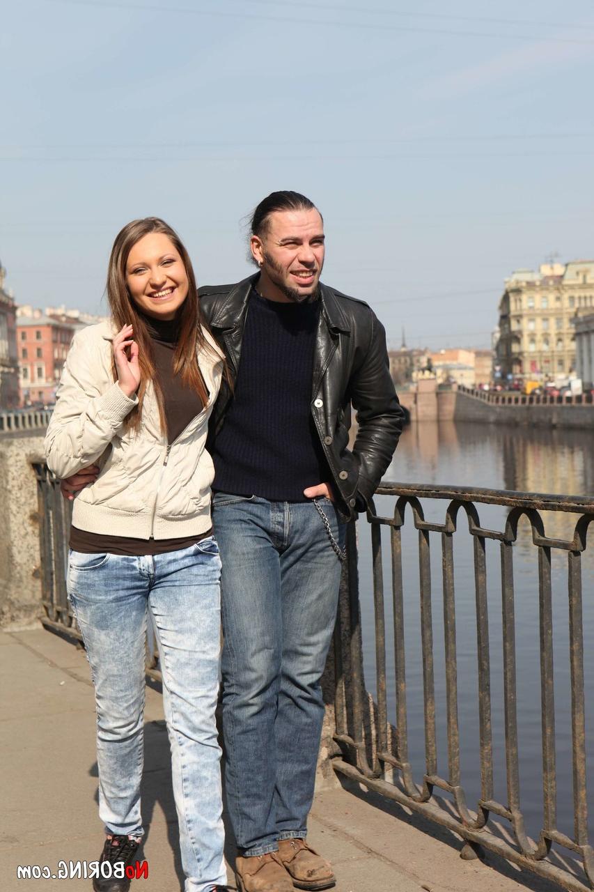 20P Die europäische Teenagerin Vivian neckt mit ihrem prallen Arsch, wird bespielt und anal gefickt