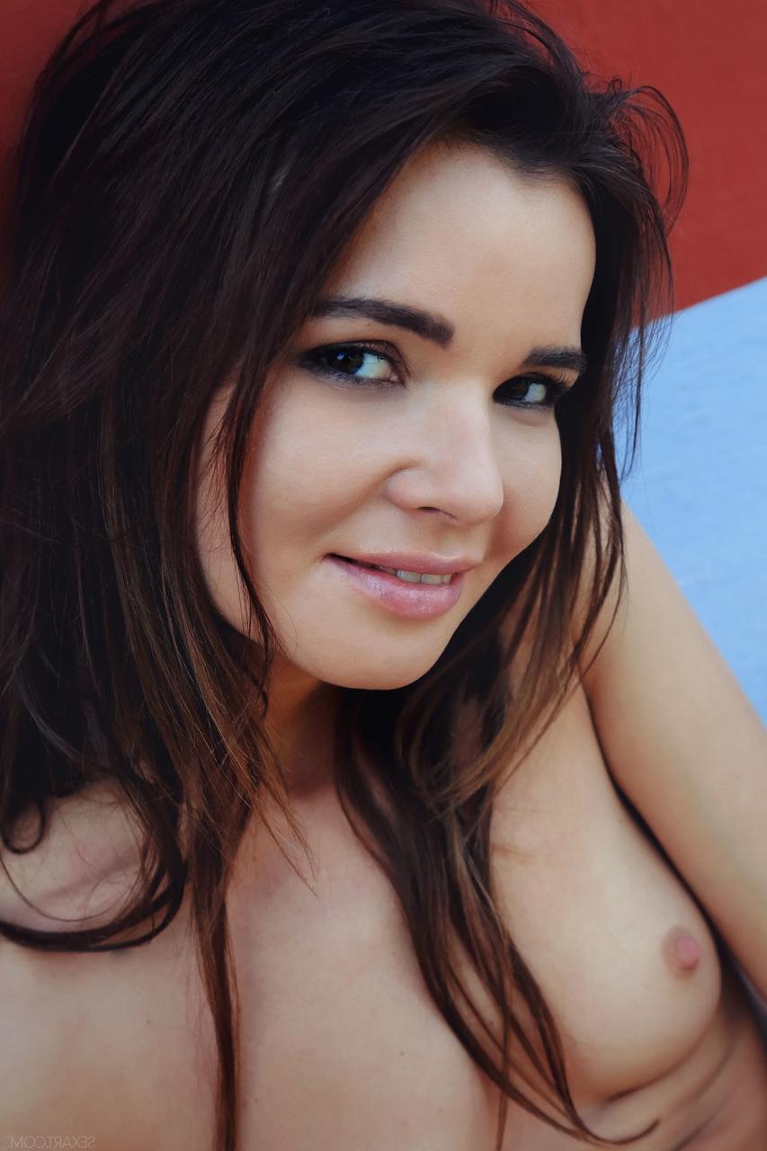 20P Das sexy, zierliche Babe Brit spreizt ihre einladende, rasierte Muschi aus nächster Nähe
