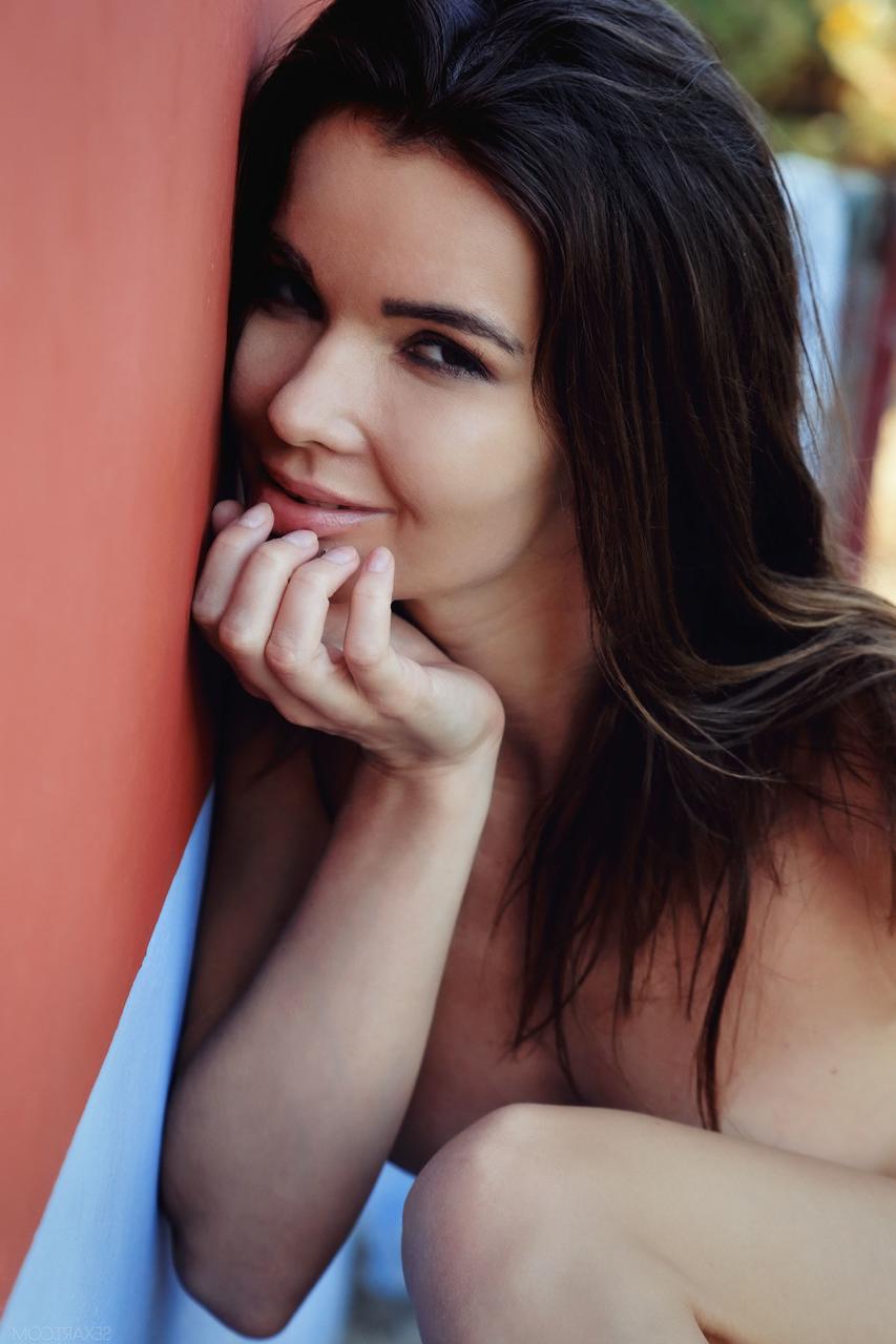 20P Das sexy, zierliche Babe Brit spreizt ihre einladende, rasierte Muschi aus nächster Nähe