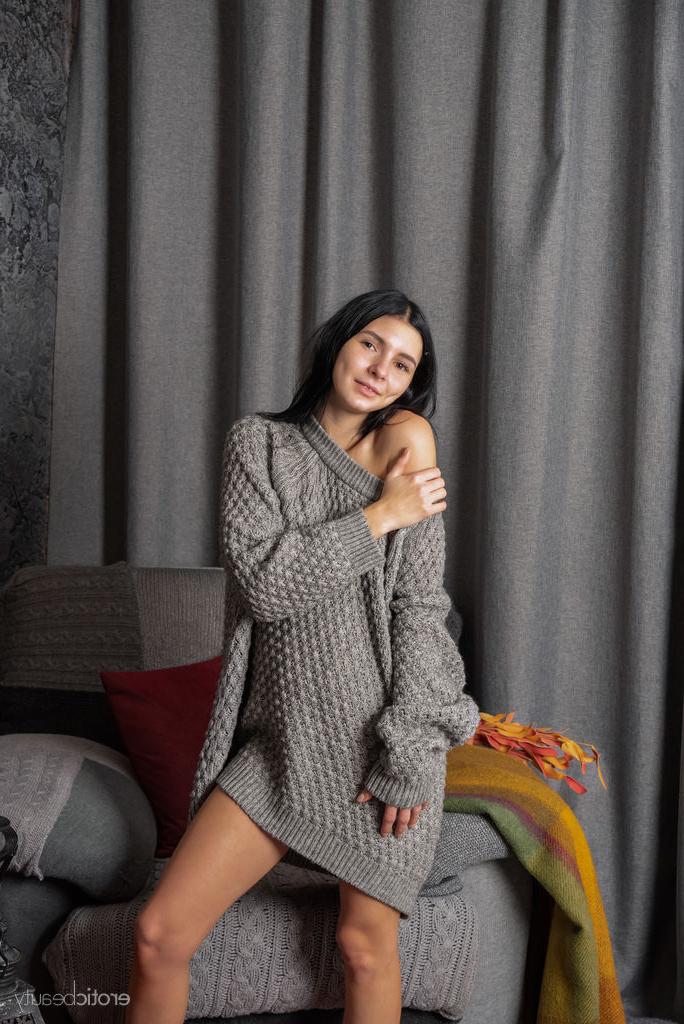 16P A adolescente morena Sonja tira um vestido suéter para ficar nua