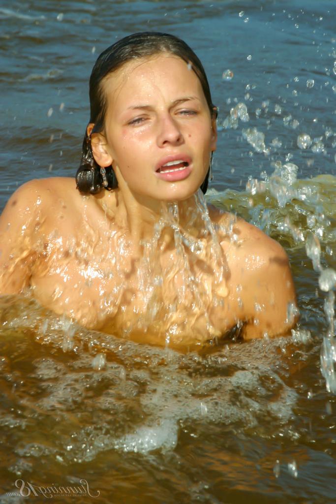 16P Das 18-jährige Mädchen Tekla D wandert völlig nackt ins Wasser