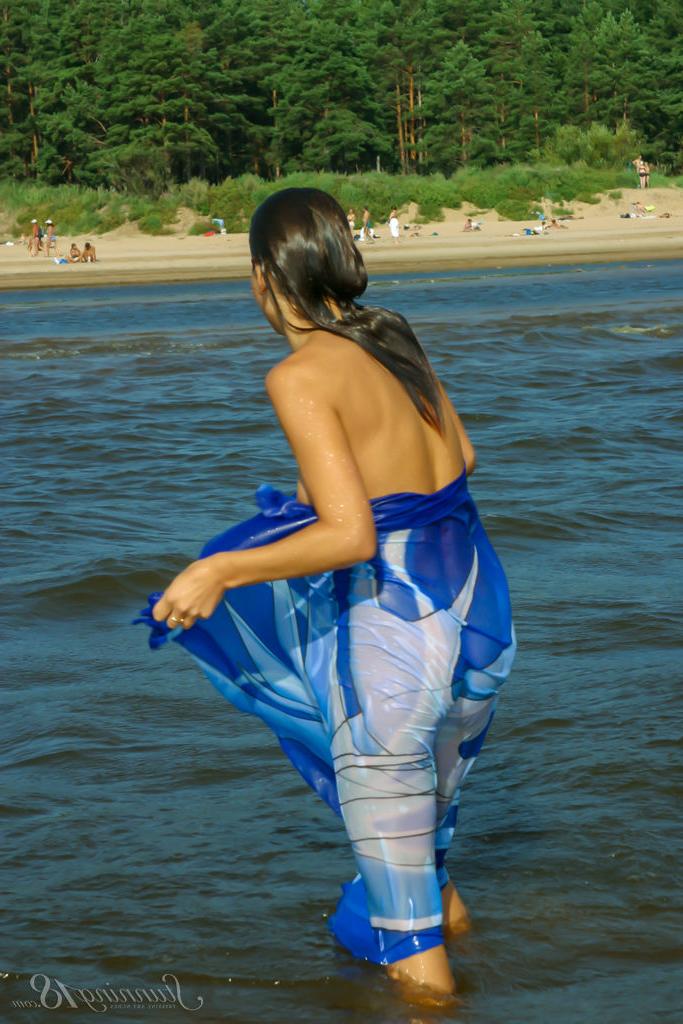 16P Das 18-jährige Mädchen Tekla D wandert völlig nackt ins Wasser