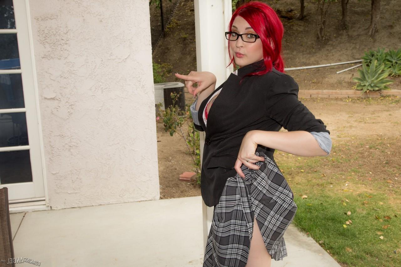 17P Das flammend rothaarige Schulmädchen Amber Ivy nimmt für einen heißen POV-Cumshot die Brille ab