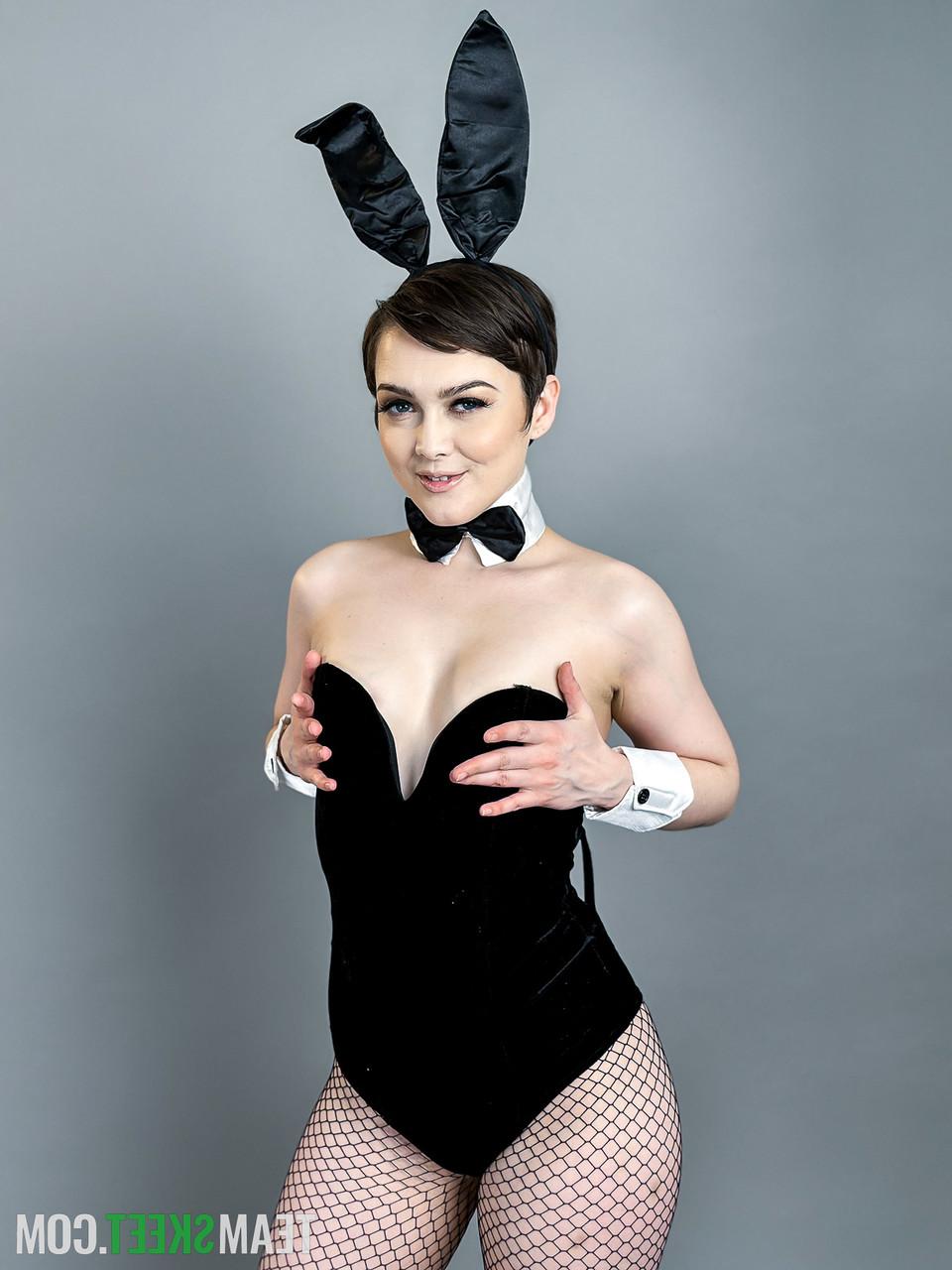 20P Sexy Babes zeigen ihre tollen Titten, bevor sie sich einen großen Schwanz teilen