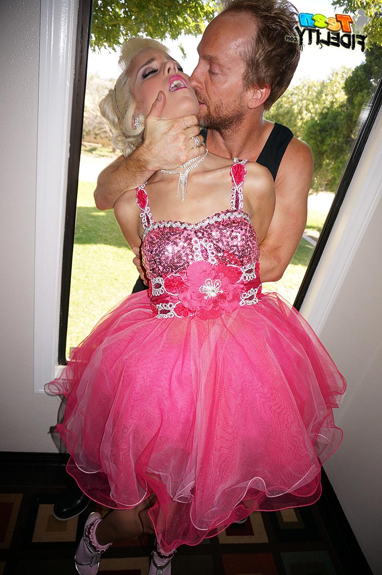 16P Cute teen Halle Von gets banged on deck by male pornstar Ryan Madison
